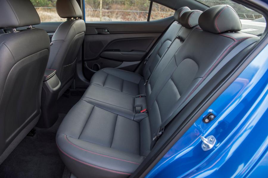 Интерьер Hyundai Elantra Sport 2016 года  (NA) (фото 15 из 41)